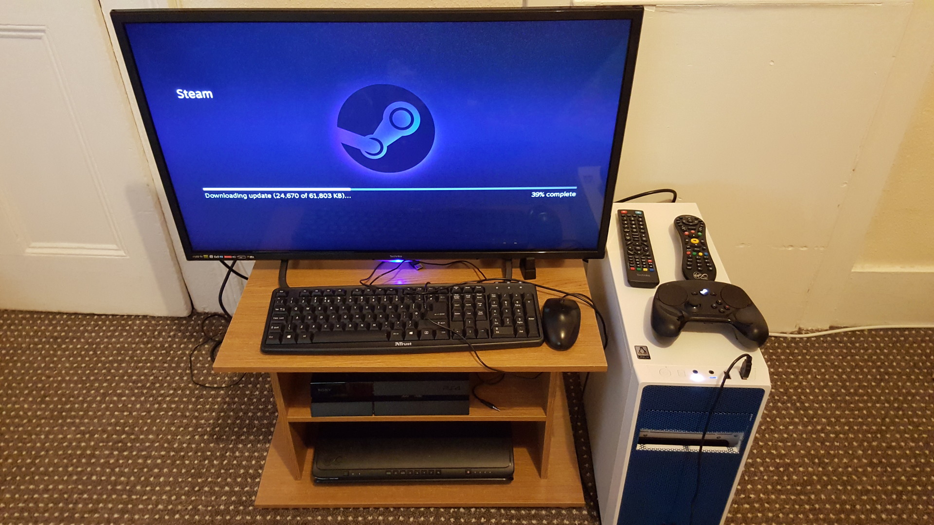 Show Us Your Gaming Desk Setup Here S Ours Gamingonlinux
